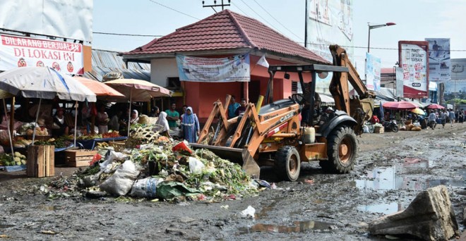 Gotong rotong Pemerintah Provinsi Jambi di pasar Angso Duo, Jumat (3/11).